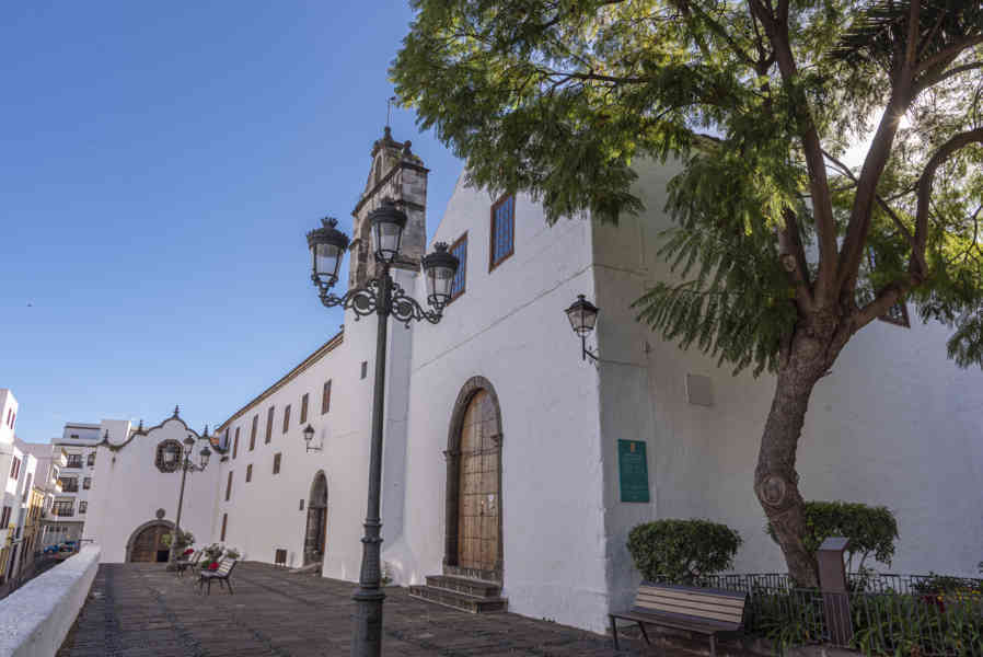 Tenerife 226 - Icod de los Vinos - ex convento de San Francisco - biblioteca pública e iglesia de San Francisco.jpg